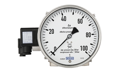 The differential pressure gauge of the Cryo Gauge measuring system. The second electrical output (rear) belongs to the built-in process transmitter for the working pressure indication.